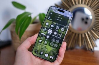 How to make your lock screen background holographic in iOS 26