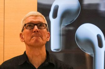 Apple Expects to Break Holidays Sales Records While Most People Tighten Their Budgets