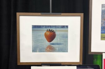 Fraimic is an E Ink display that turns your ideas into AI art