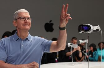 Apple’s Lack of Interest in AI Hype Is Suddenly Making It Attractive to Wall Street